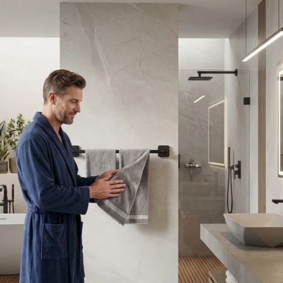 homme avec porte serviette fixe a un muret