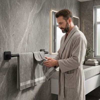 homme essuie mains sur serviette