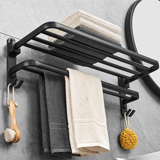 Porte serviettes noir démontrant plusieurs atouts: crochet, barre, tablette