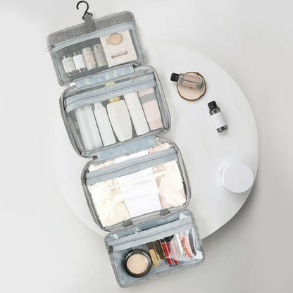 trousse de toilette ouverte avec exemples produits